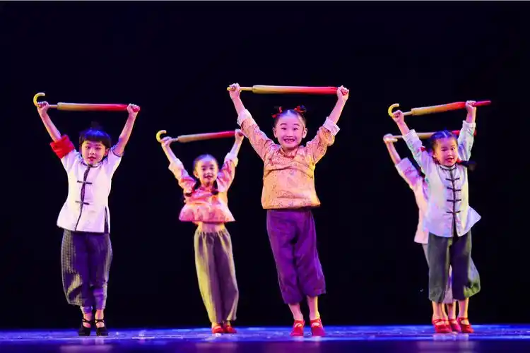 电话演出服道具伞红色五角星幼儿园舞蹈表演服 - 小荷风采儿童演出服