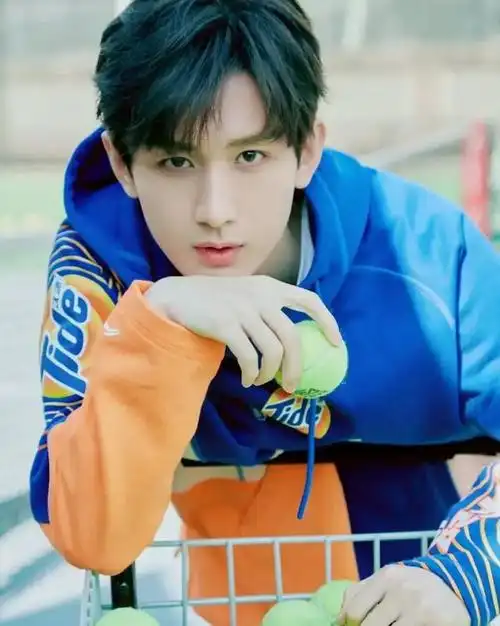 成毅拍起戏相当的认真,动作戏从不用替身,他像个老古板,不喜欢上网