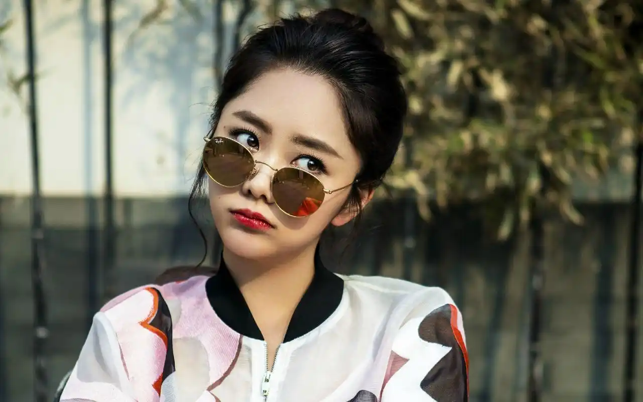 谭松韵时尚杂志写真桌面壁纸