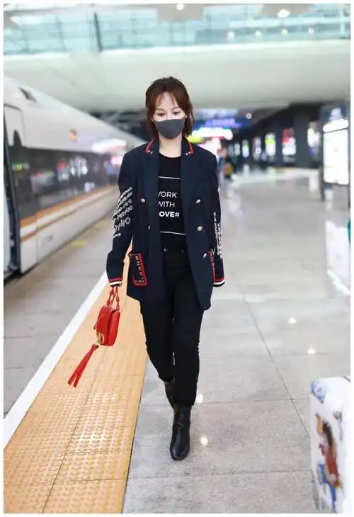 杨紫又把西装穿出新境界,搭配卡通长裙可爱减龄,扎起辫子更显嫩_长江