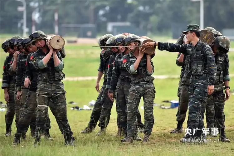 武警福建特战队员魔鬼训练 眼镜教官也"疯狂"