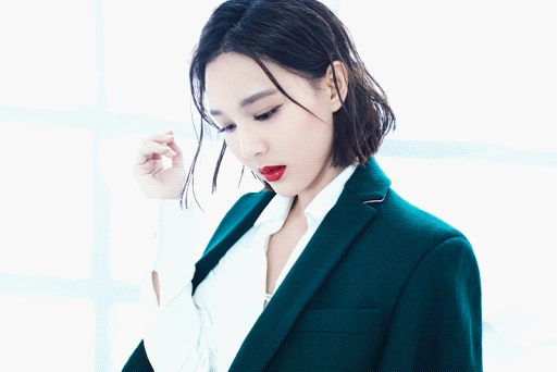 华娇曝红唇高冷范儿大片撩发温婉知性十足