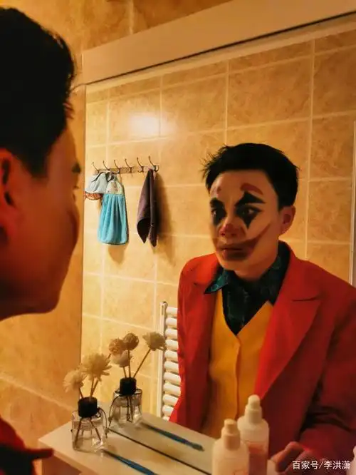 镜子中的自己:小丑的世界总是一分为二,一半阴影,一半凄凉