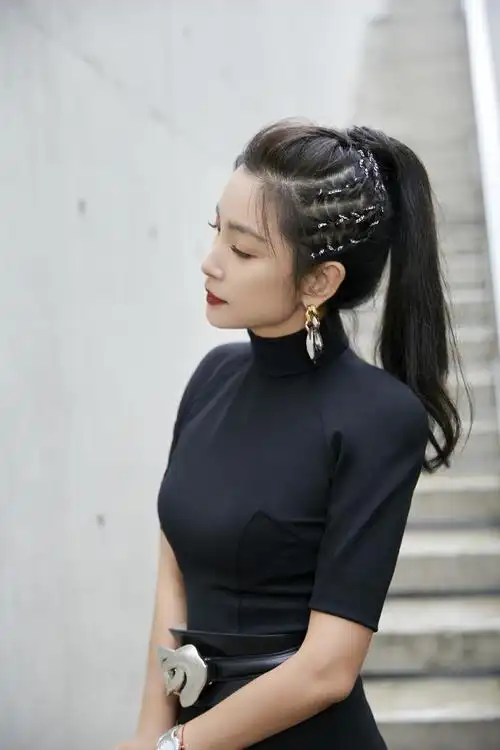 组图李冰冰高马尾编发浅笑怡人温暖雅致一身黑装尽显复古柔美