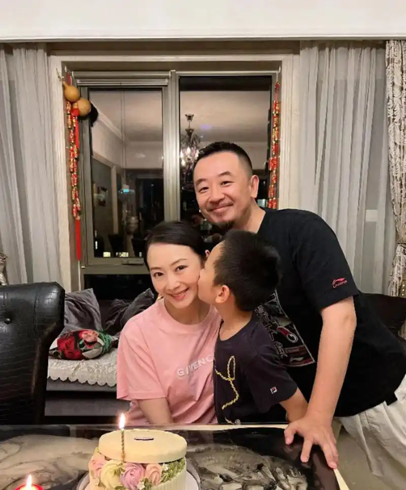 黄海波10年婚姻与妻子再拍婚纱照,复古14年前余味造型,惹人落泪