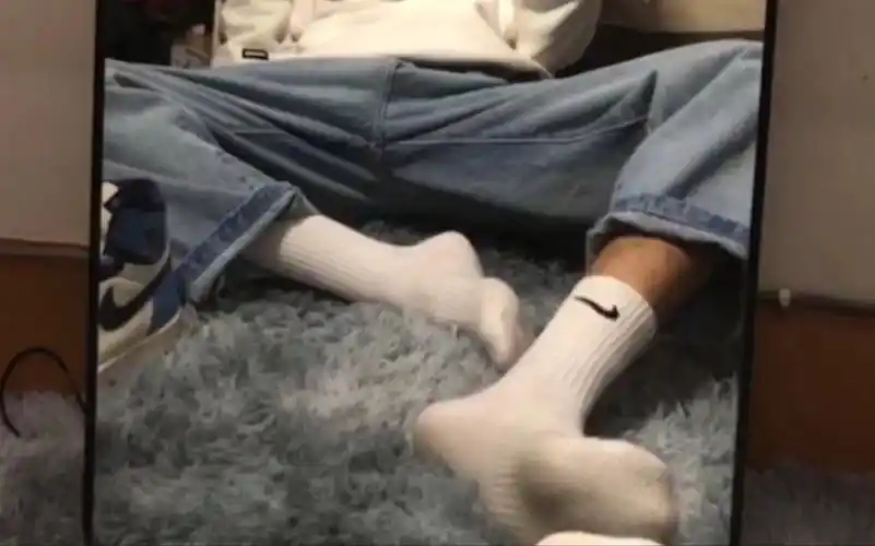 体育生的袜子都是可以捏出水的吗?_哔哩哔哩_bilibili