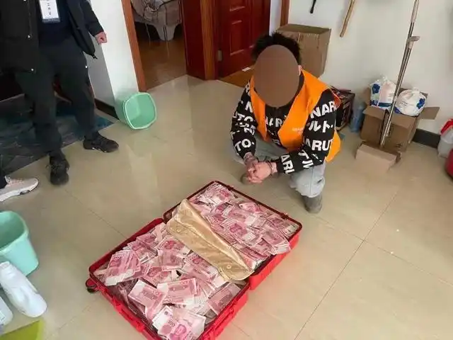 深夜, 4个大行李箱被500余万元现金装得满满当当,8台验钞机连轴狂点5