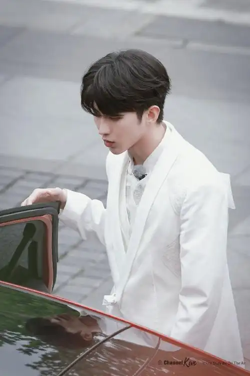 蔡徐坤超话|#奔跑吧蔡徐坤#我单方面宣布这件白西装上top榜了!