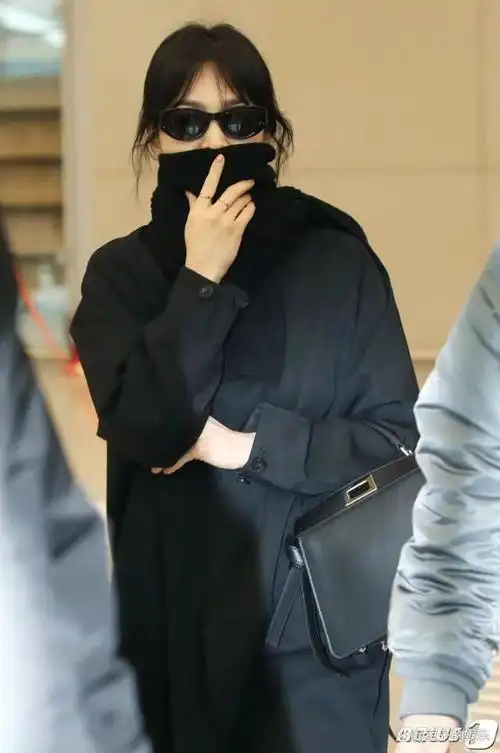 宋慧乔机场街拍!大衣 围巾,保暖又洋气