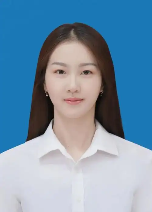 唇红齿白的笑容 拉直天鹅颈的小v领 这样的小仙女谁不爱 男生拍证件照