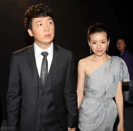 王大治带妻女去看房被网友嘲讽买这样的房对得起你身份吗