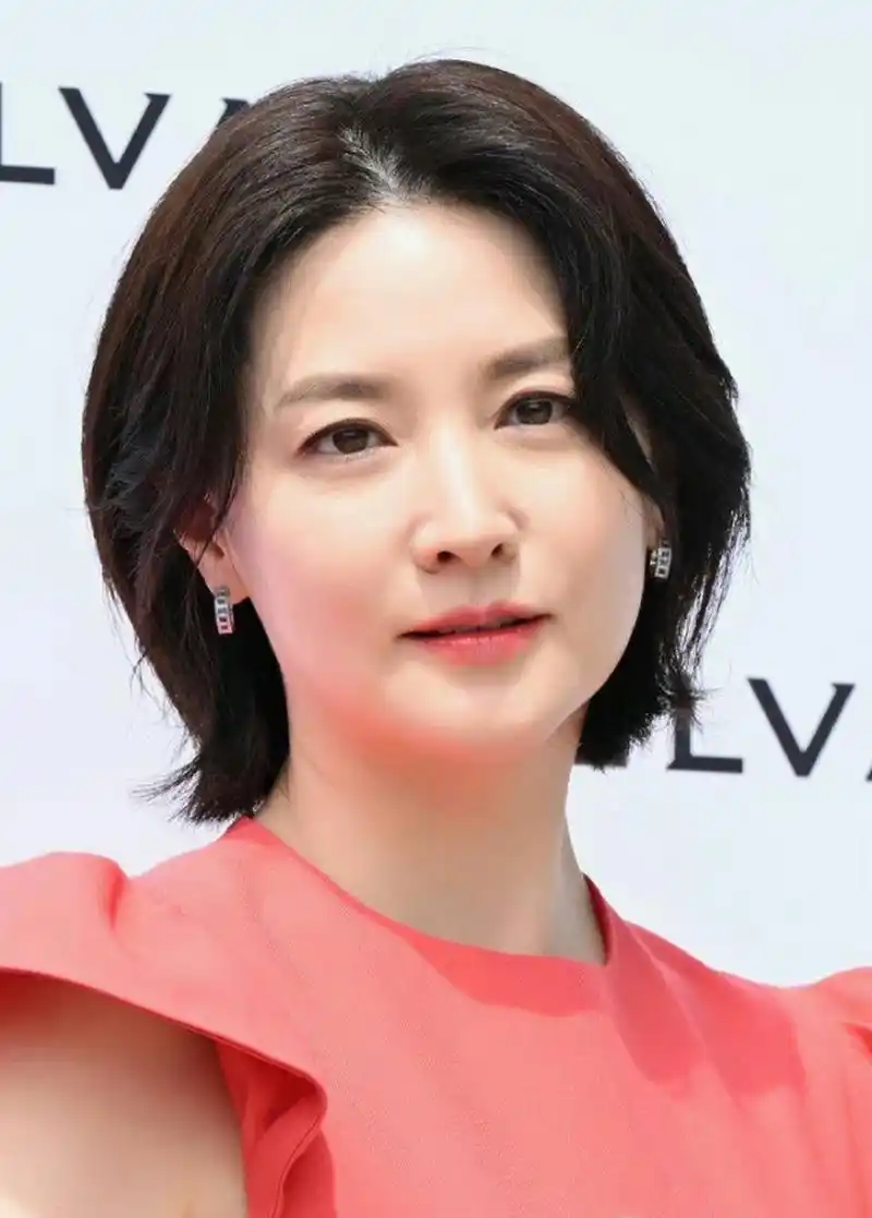 娱乐星闻速递# 52岁李英爱生图也太养眼了!