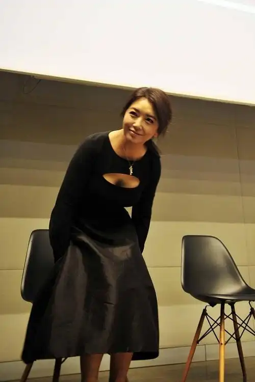 江珊气质低调性感,肉感曲线穿高级黑,一把年纪也有吸睛魅力