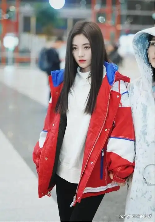 一眼望去,扎着高丸子头的鞠婧祎在机场走来走去,整个人散发着一种与众