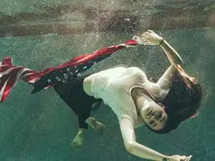 女星水下湿身拍写真 不惧凸点