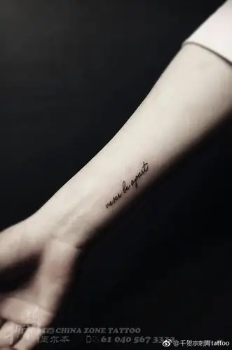 小臂简约优美英文纹身图案