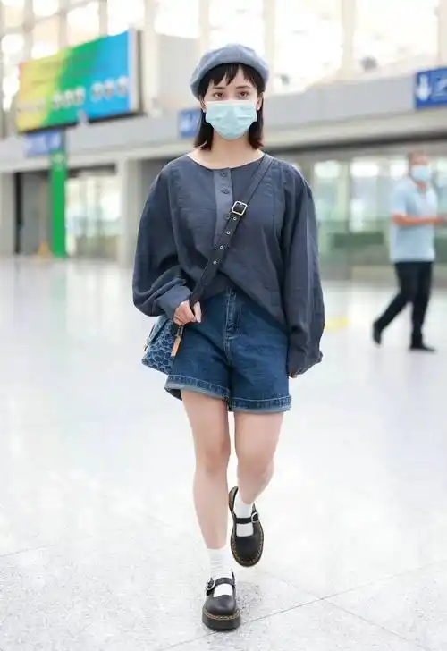 沈月彻底放飞胖成大饼脸(全身照矮胖身材穿得好臃肿缺少了活泼感)