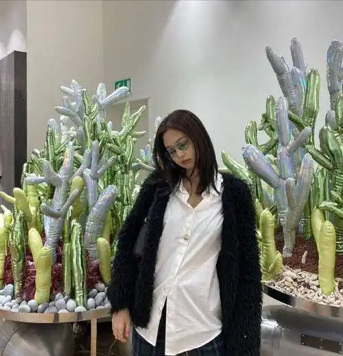 人间香奈儿jennie爆近照针织衫配皮裤真不是一般人能驾驭