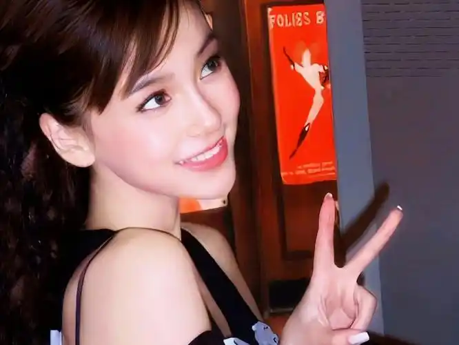 杨颖剪刀手甜妹