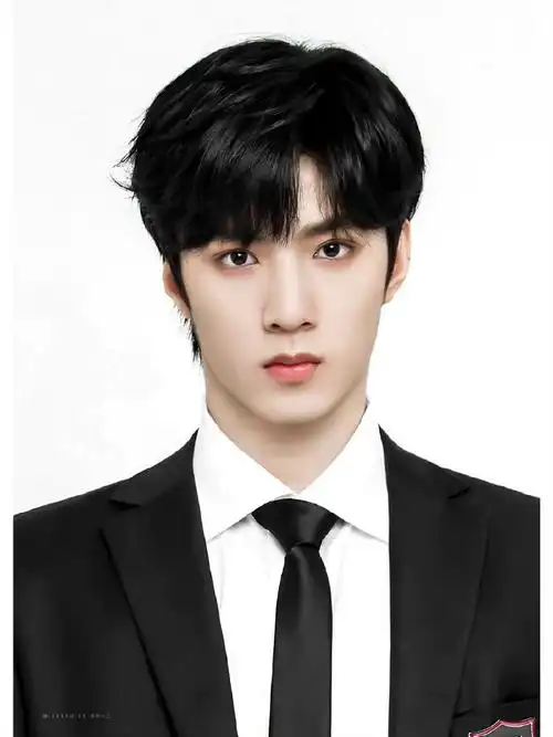 内娱男明星的证件照#业内认证的05后大电影脸～@时代少年团-刘耀文