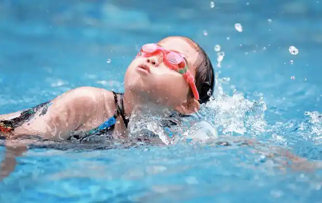 教了十多年游泳,国家一级运动员解答:小孩学游泳,几岁开始好,多久能