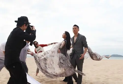 凤凰传奇三亚拍摄大片 玲花时刻不忘发微博(图)