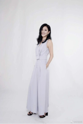 44岁的歌手李慧珍,穿着时尚知性,气质非凡,状态宛如20岁少女