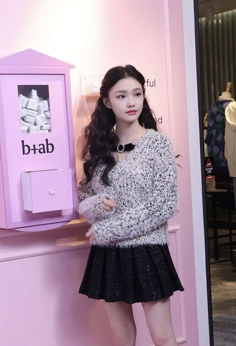 一次,邓超和林允拍吻戏,拍了很多次一直都没过.