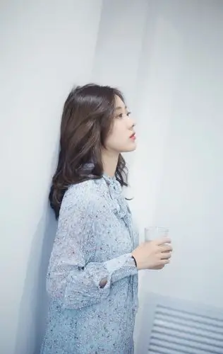 文艺恬静美女清新淡雅写真图片