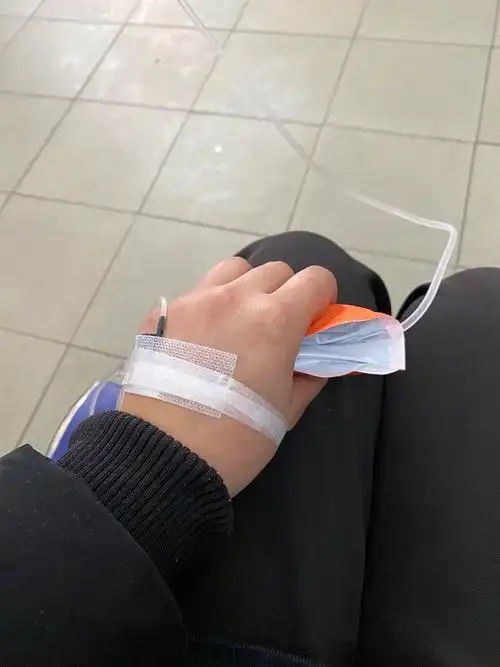 请假糊弄老板求医院就诊打针图