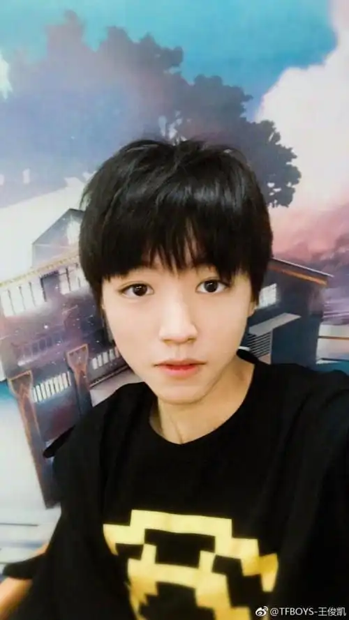 王俊凯素颜接受央视采访,天然精致的外貌画面引粉丝爆动!