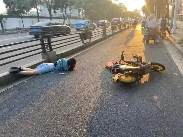 呯绍兴女子骑电动车被撞倒地看着太心疼