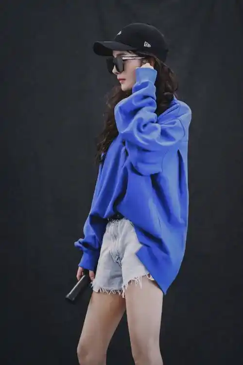 杨幂演唱会彩排图曝光墨镜蓝卫衣唱跳歌手范十足