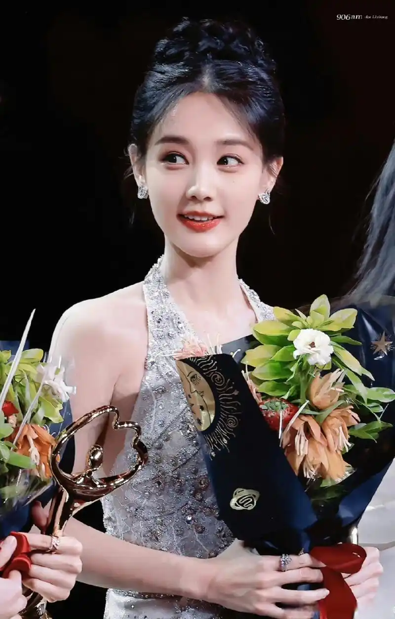 李一桐笑起来眼睛弯弯的好漂亮!