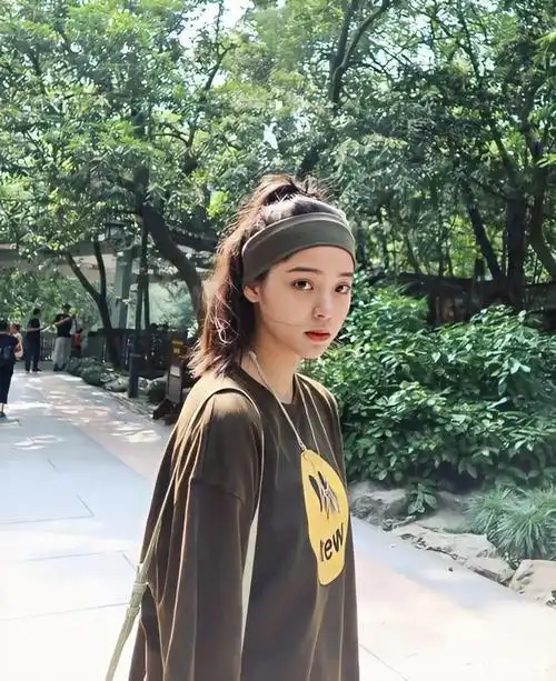 如果你是走girl crush风的女生,运动发带也是不错的选择~娜比就很喜欢