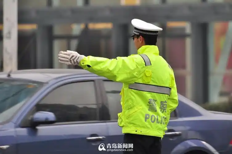 高清青岛交警换装新款执勤服获赞帅酷有型