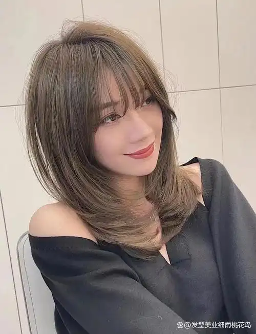 对于中长发的女生都非常适合这款艳美中发,发型的刘海跟两侧边缘衔接