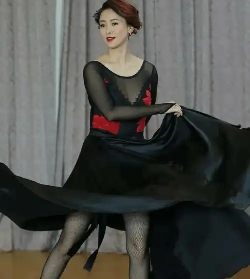 2007年,39岁的翁虹参加《舞林大会》,认识了健康管理师刘伦浩.