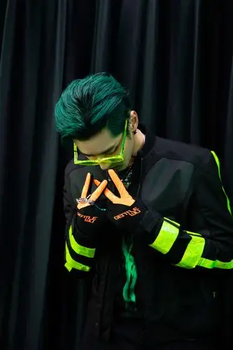 简介:吴亦凡绿发酷帅写真图片,分享一组吴亦凡图片给大家,图中的明星