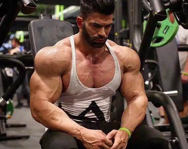 1,蟹式动作可以更加展现健美运动员的身姿