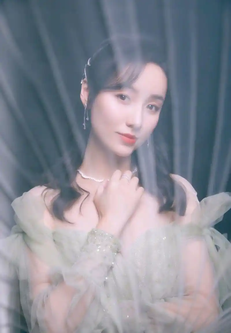 36岁的吕一状态真好身穿浅绿色连衣纱裙配卷发造型美得像仙女