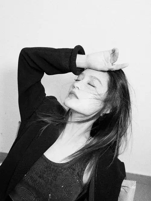 李沁黑白大片少见的酷女孩