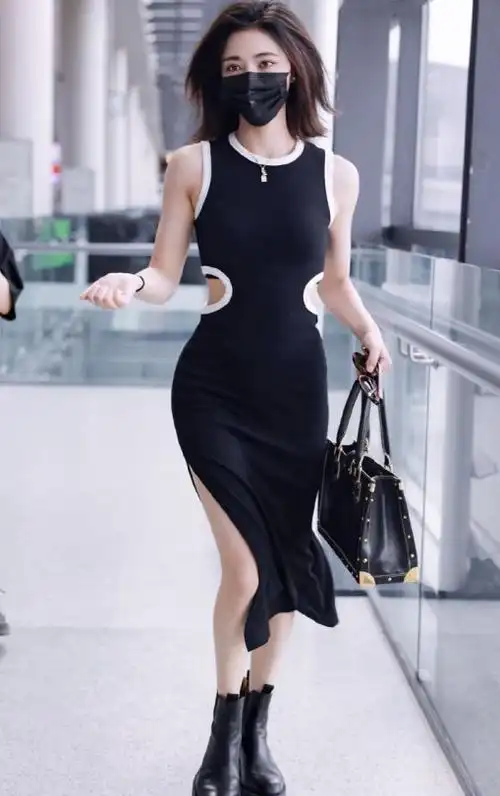 许佳琪把机场当t台,穿高开叉裙秀大长腿,腰间挖两个洞好性感