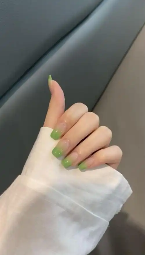 适合夏天的绿色渐变指甲