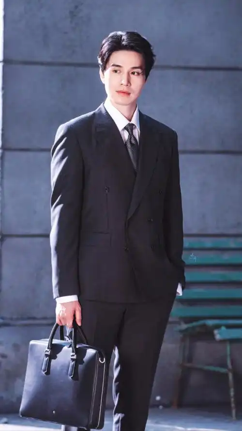 李栋旭超话#李栋旭#好看到每个发梢壁纸攒够了我发[锦鲤附体]