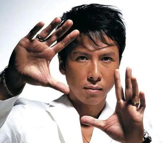 旧事又重提甄子丹回应拍戏时暴打吴京是道具打的不疼