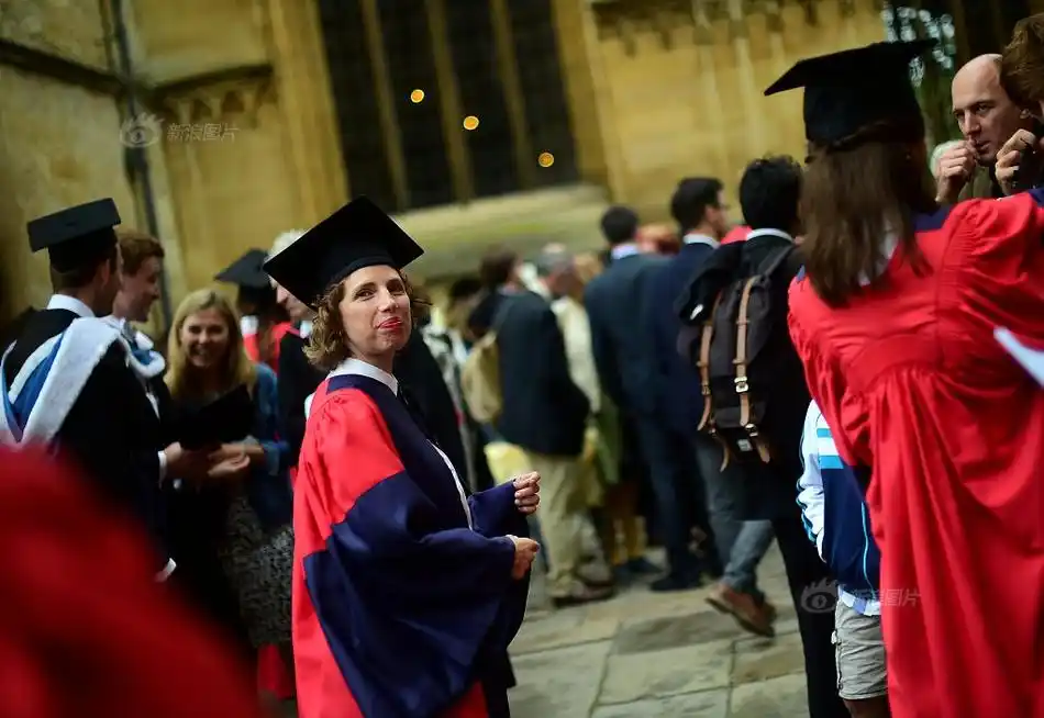 英国牛津大学毕业生拍毕业照满屏学霸风210