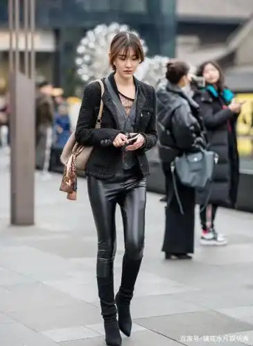 街拍小姐姐白色衬衣搭配黑色西装外套单手插兜气场十足