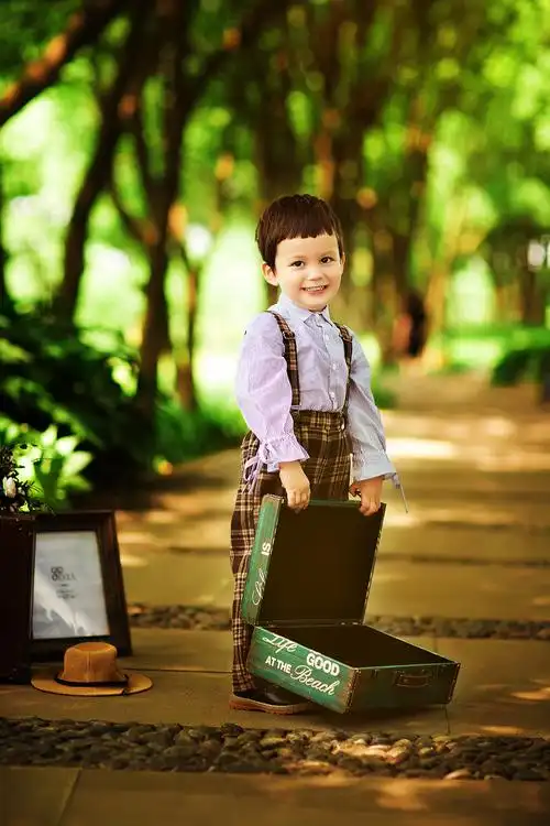 3岁男孩公园绿地拍摄-珠海幸福宝贝儿童摄影馆-114结婚网