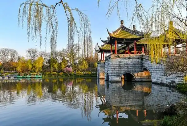 瘦西湖位于江苏省扬州市,是扬州的著名景点之一